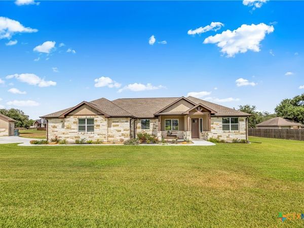 106 Laurel Oak Circle, Cuero, TX 77954