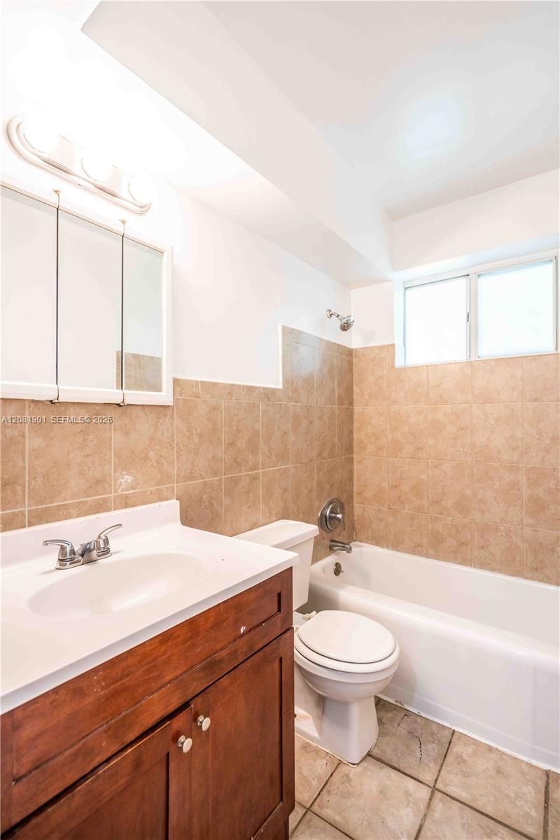 75 S Shore Dr, Unit 4B, Miami Beach, FL 33141 Photo