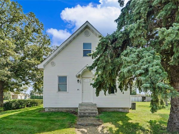 405 E Center St , Stanwood, IA 52337