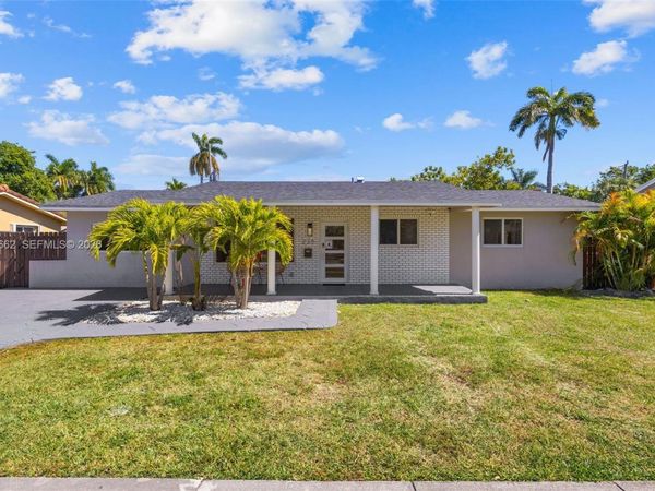 220 NE 10th Ave , Hallandale Beach, FL 33009