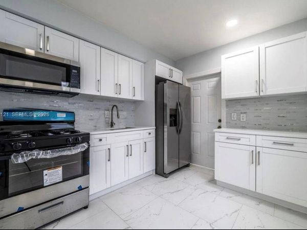 425 NW 14th Way , Fort Lauderdale, FL 33311