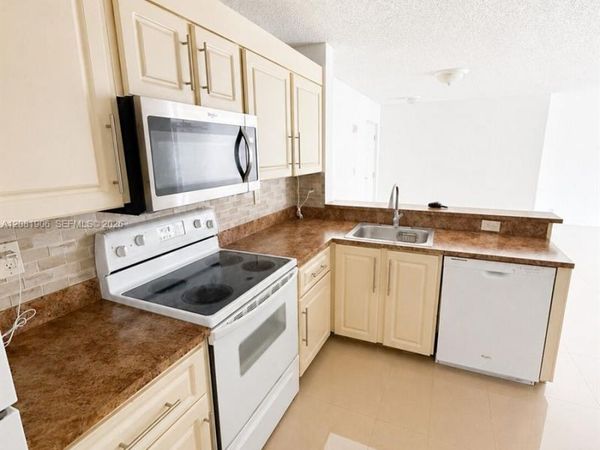 10131 W Sunrise Blvd , Unit 204, Plantation, FL 33322