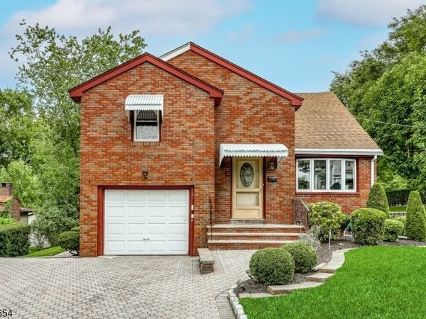 105 Arnot Pl, Paramus, NJ 07652
