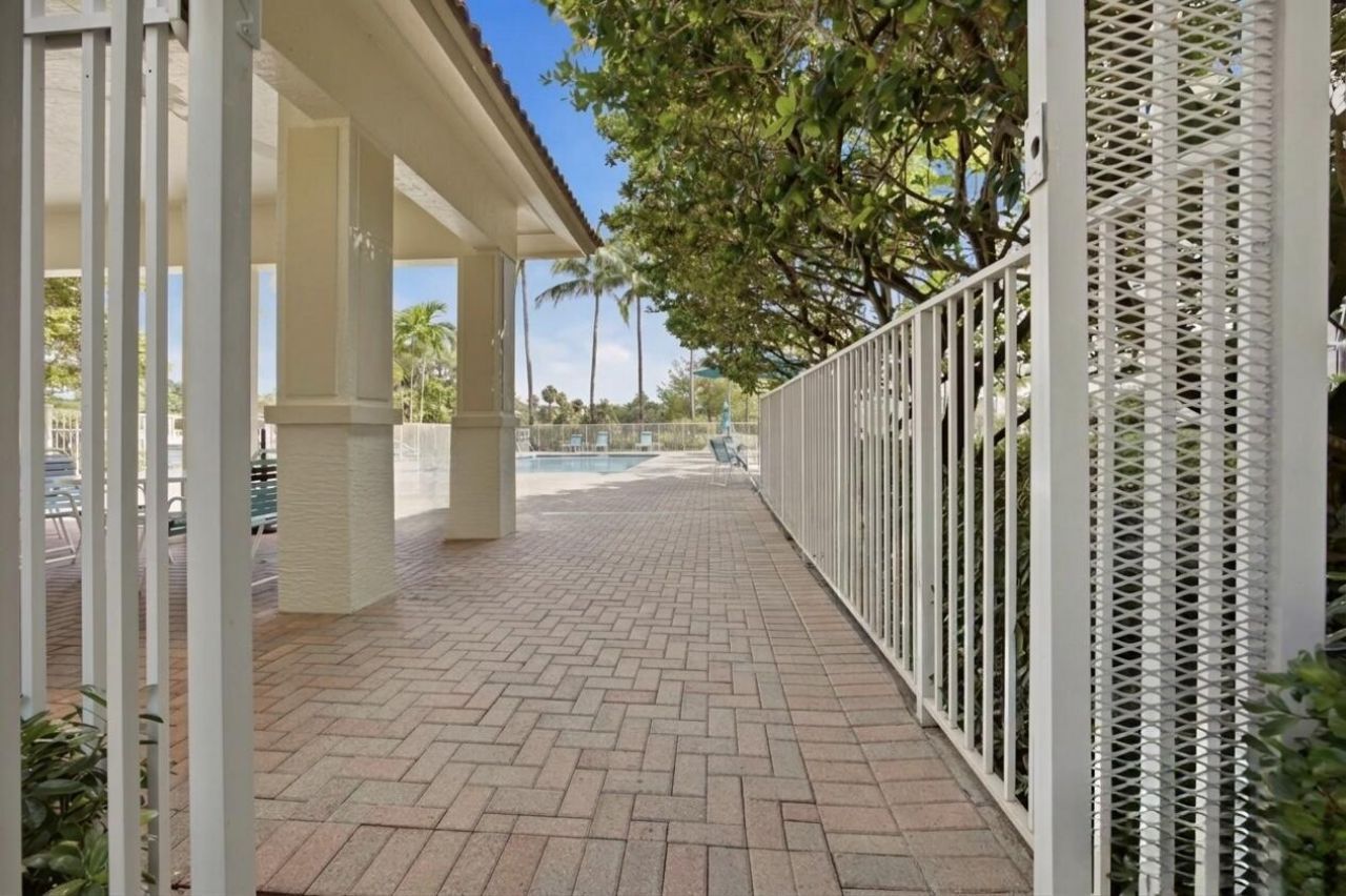 3500 Oaks Clubhouse Drive, Unit 510, Pompano Beach, FL 33069 Photo