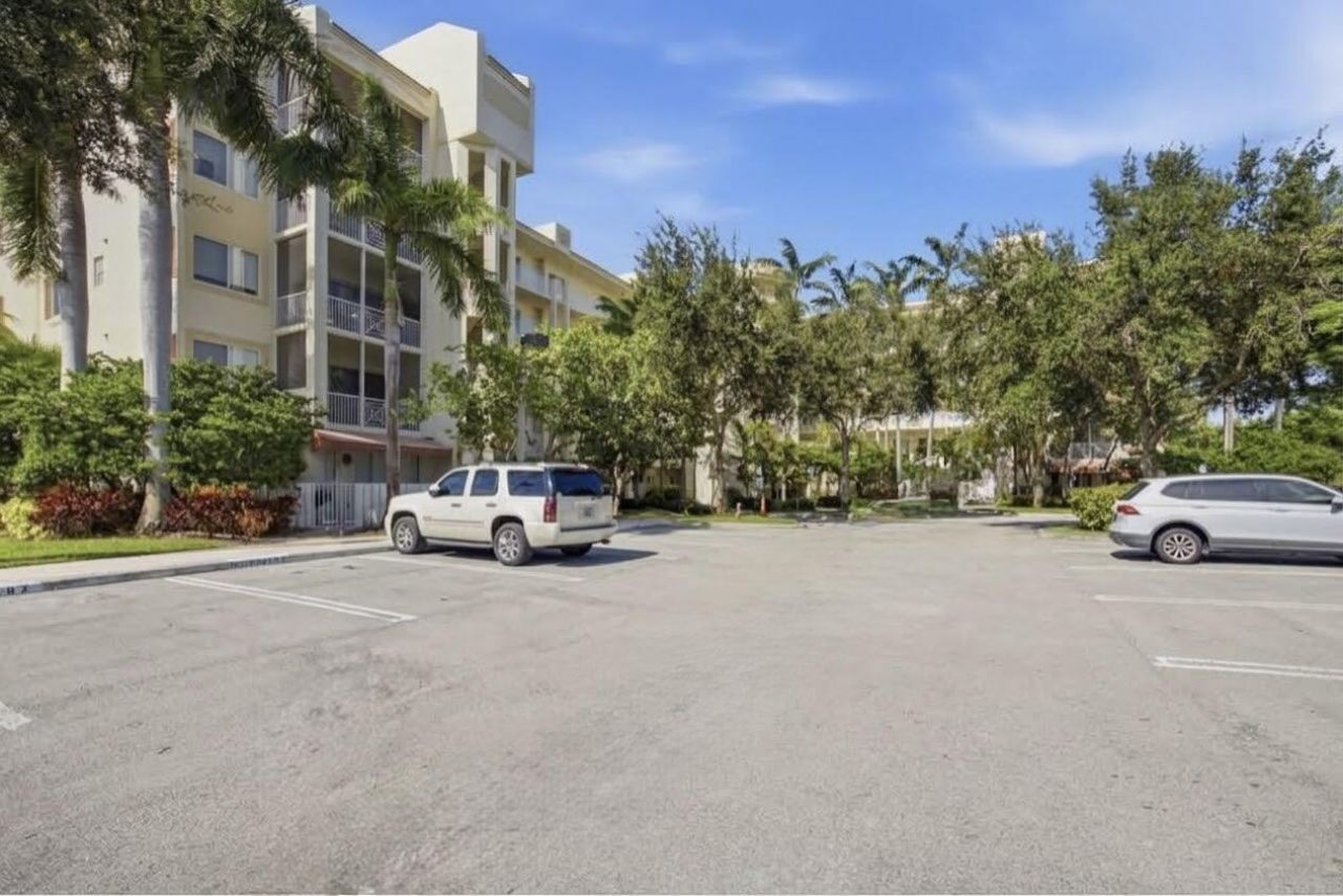 3500 Oaks Clubhouse Drive, Unit 510, Pompano Beach, FL 33069 Photo