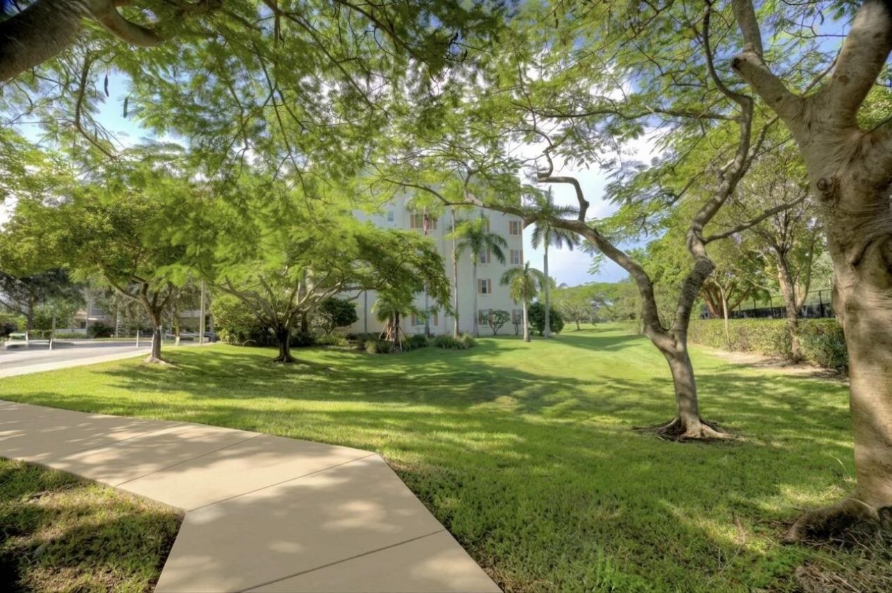 3500 Oaks Clubhouse Drive, Unit 510, Pompano Beach, FL 33069 Photo