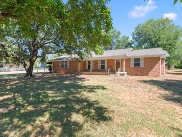 603 E Market Street , Mabank, TX 75147