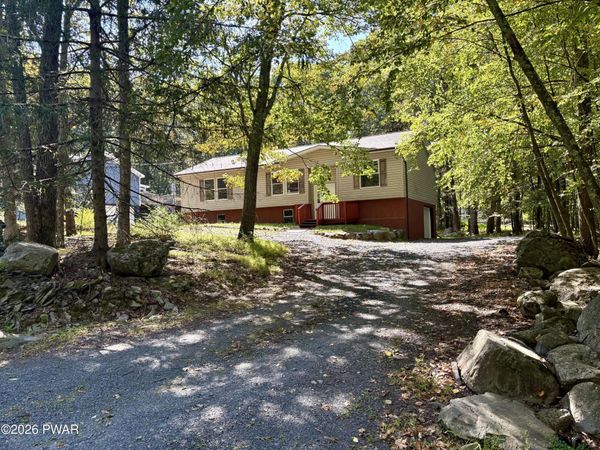 1073 Deer Run E, Bushkill, PA 18324
