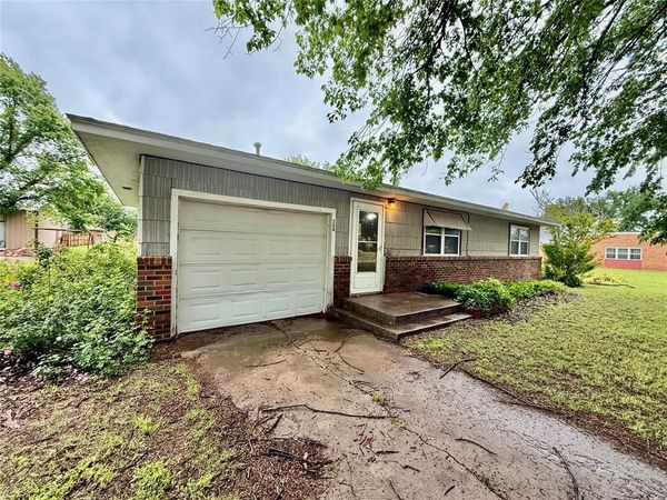 308 S Magnolia Avenue, Erick, OK 73645