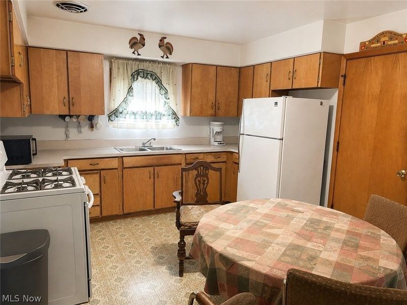 20504 Alameda Parkway, Highland Hills, OH 44128 Photo 5