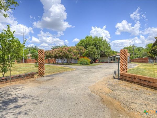 580 E Zipp Road , New Braunfels, TX 78130