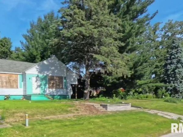 564 N PEARL Street, Galesburg, IL 61401