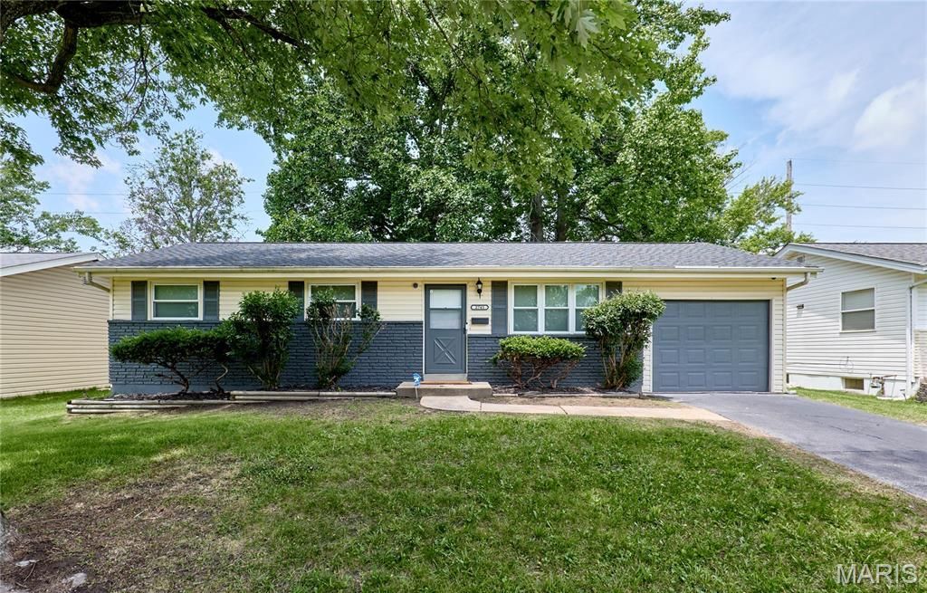 2745 Benne Drive, Florissant, MO 63031 Main Photo