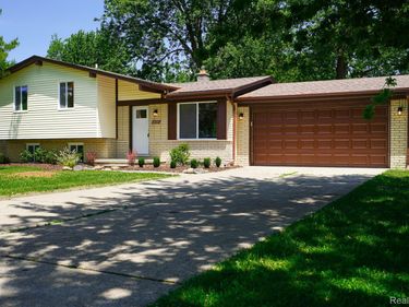 48297 Mallard Drive , Chesterfield Township, Mi 48047