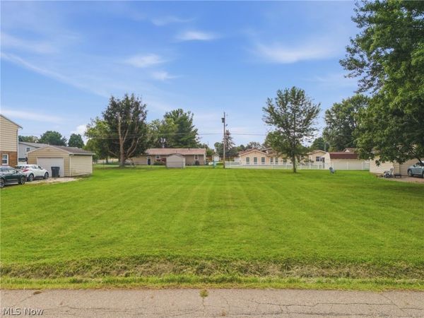 Boettler Street NE, Canton, OH 44721