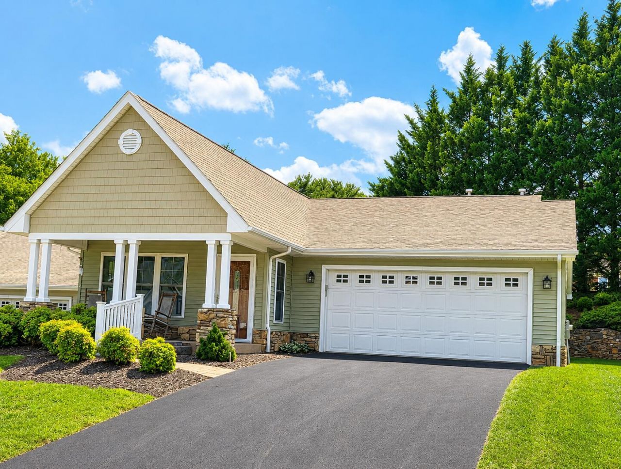 8135 Golden Oak Ln, Roanoke, VA 24019 Main Photo