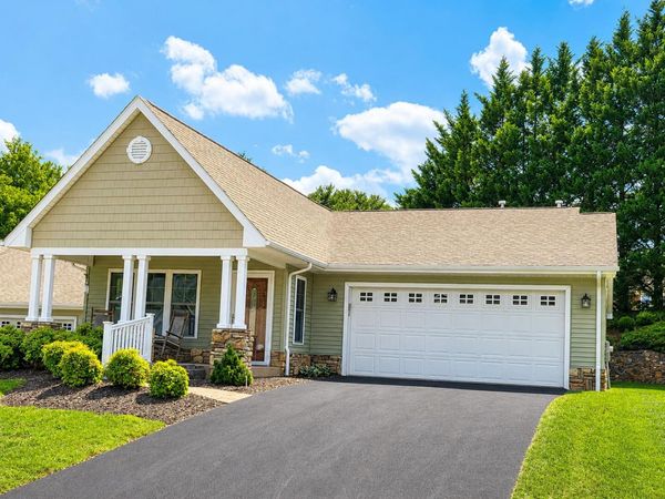 8135 Golden Oak LN, Roanoke, VA 24019