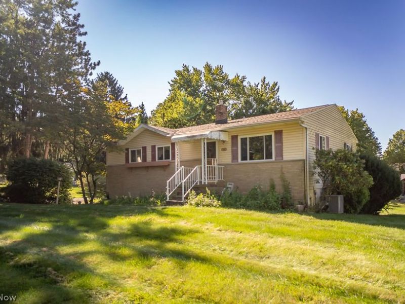 564 Neptune Drive, Uniontown, OH 44685 Photo 2