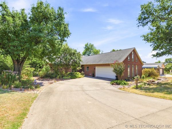 1022 N Douglas Drive , Claremore, OK 74017