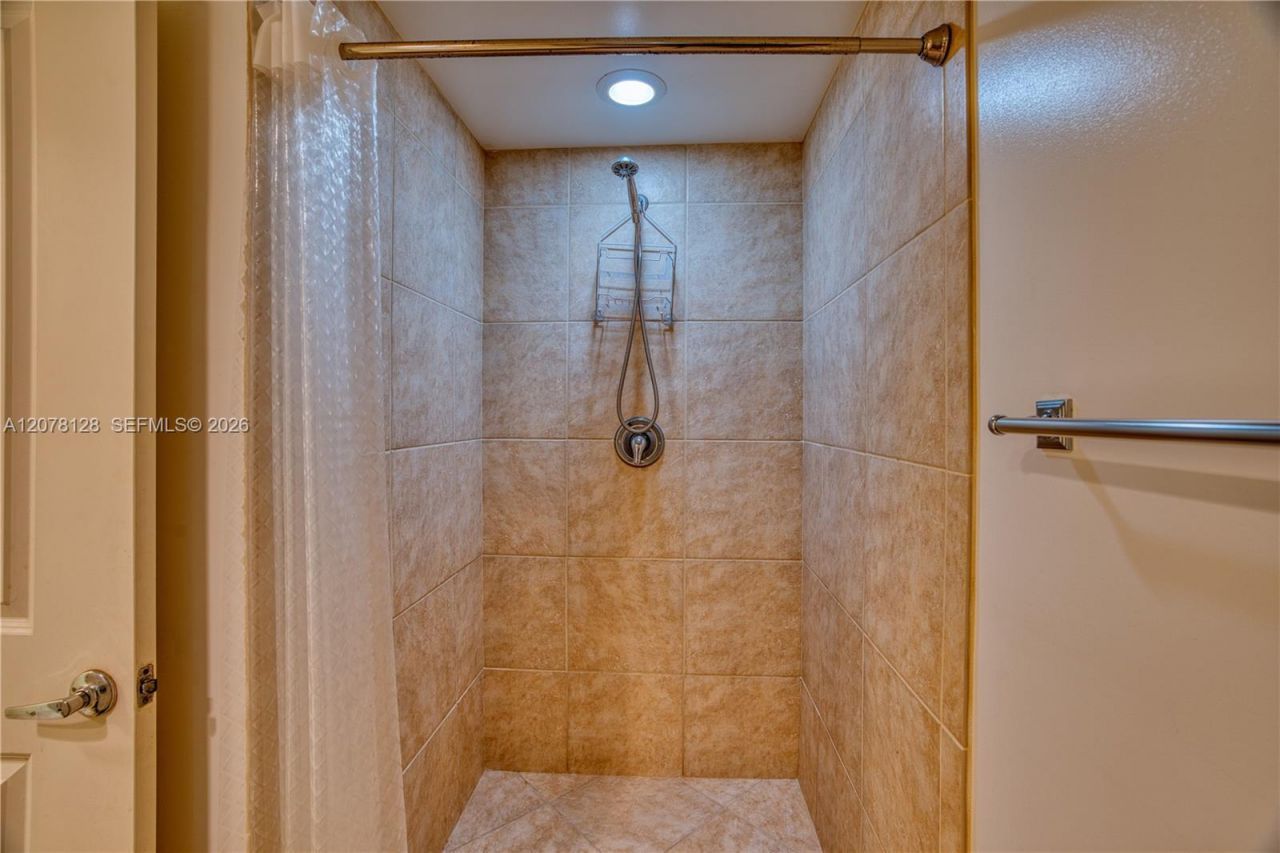 815 NW Flagler Ave, Unit 305, Stuart, FL 34994 Photo