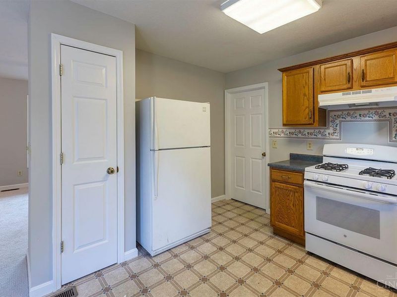 1990 Miles Road, Springfield Township, OH 45231 Photo 10
