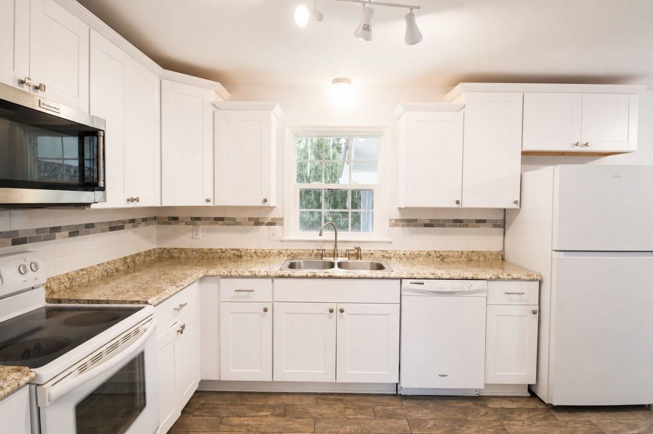 329 Bayview Ave. Photo 6