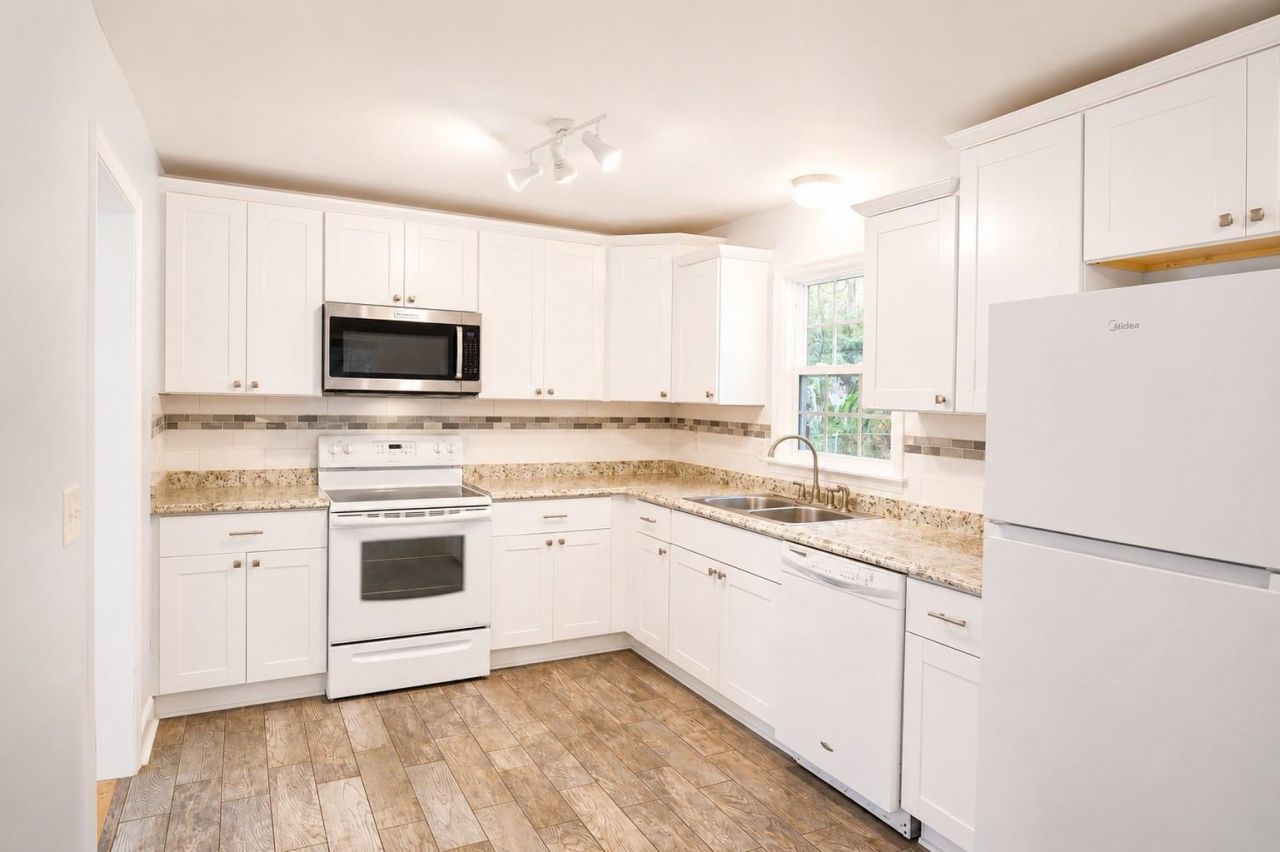 329 Bayview Ave. Photo 7