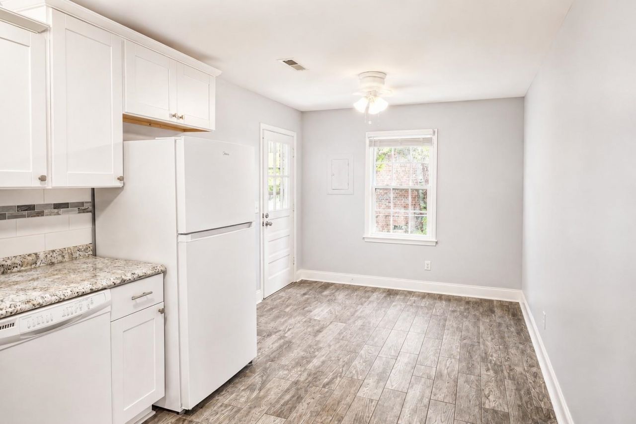 329 Bayview Ave. Photo 8
