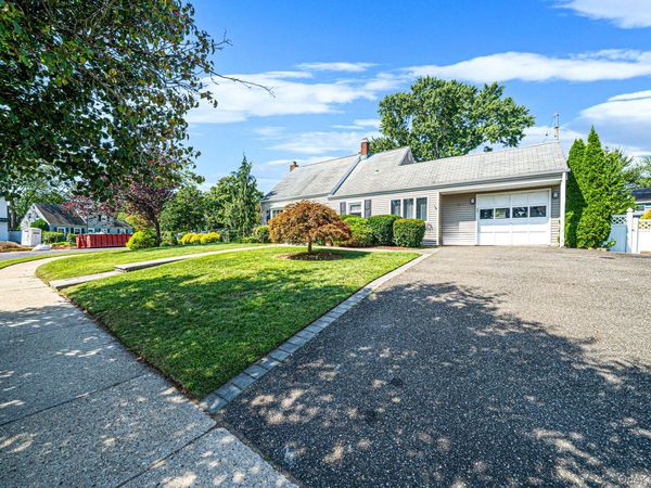 96 Slate Lane , Levittown, NY 11756