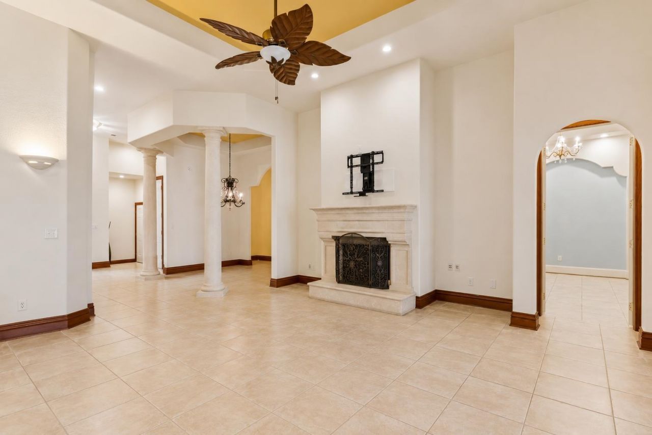676 Esperia Ln. Photo 31