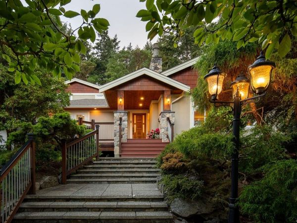 2229 Arbutus Rd E, Saanich, BC V8N 1V2