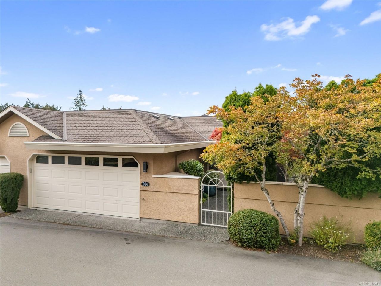 6880 Wallace Dr  Central Saanich, BC V8M 1N8