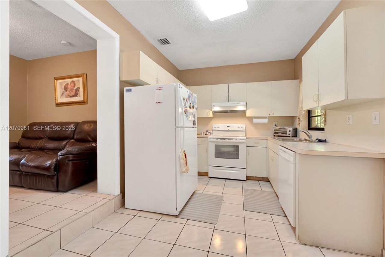 4051 NW 5th St , Miami, FL 33126 Photo