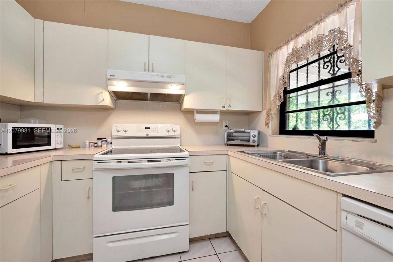 4051 NW 5th St , Miami, FL 33126 Photo