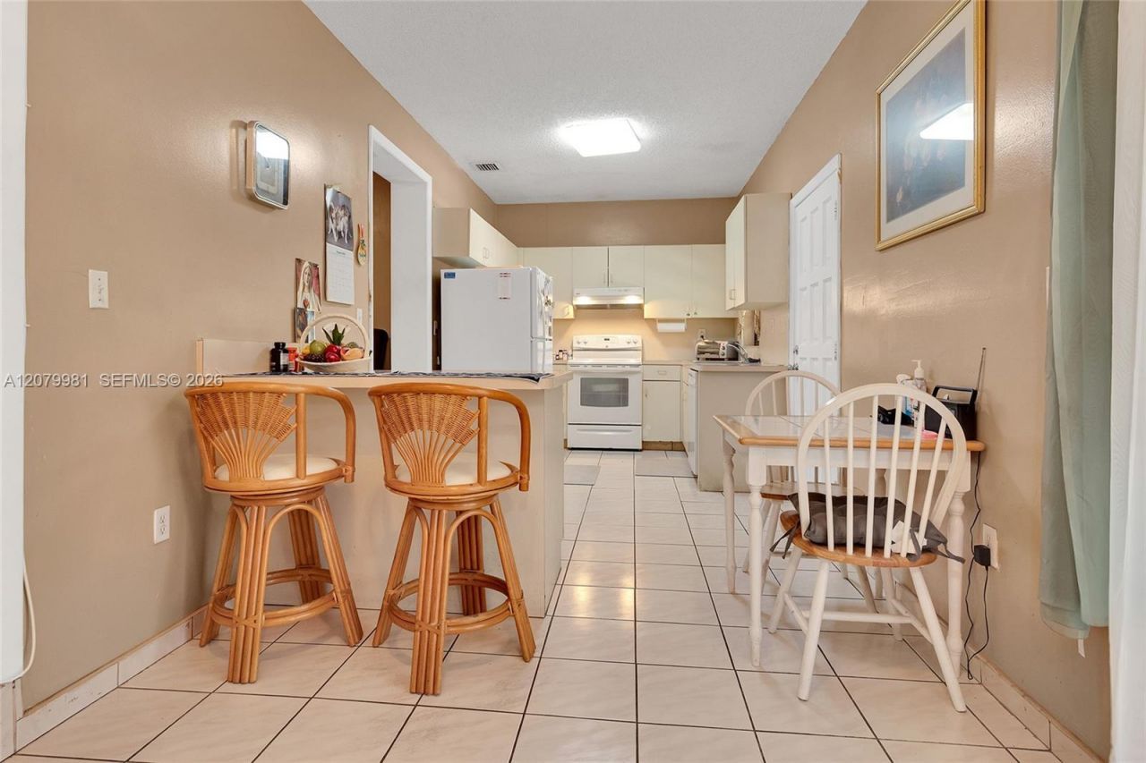 4051 NW 5th St , Miami, FL 33126 Photo