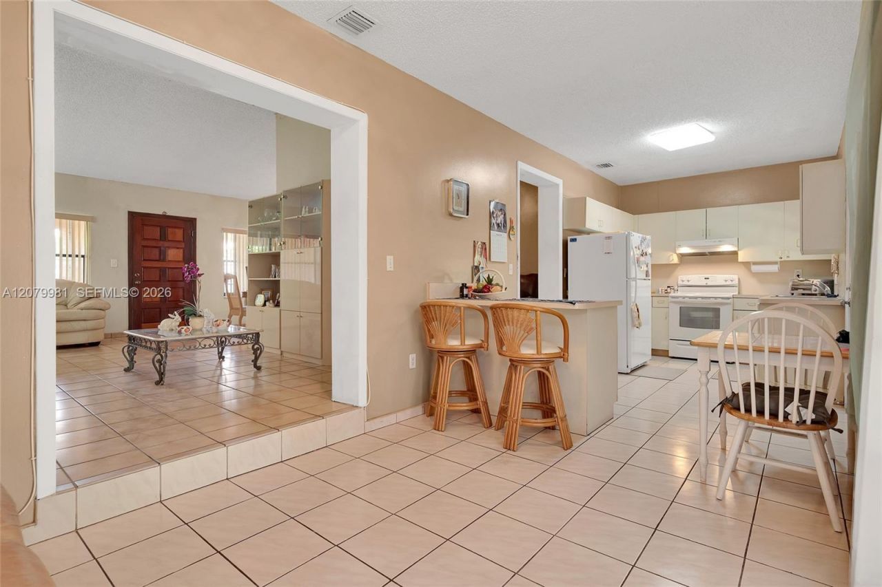 4051 NW 5th St , Miami, FL 33126 Photo