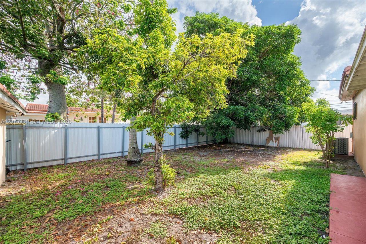 4051 NW 5th St , Miami, FL 33126 Photo