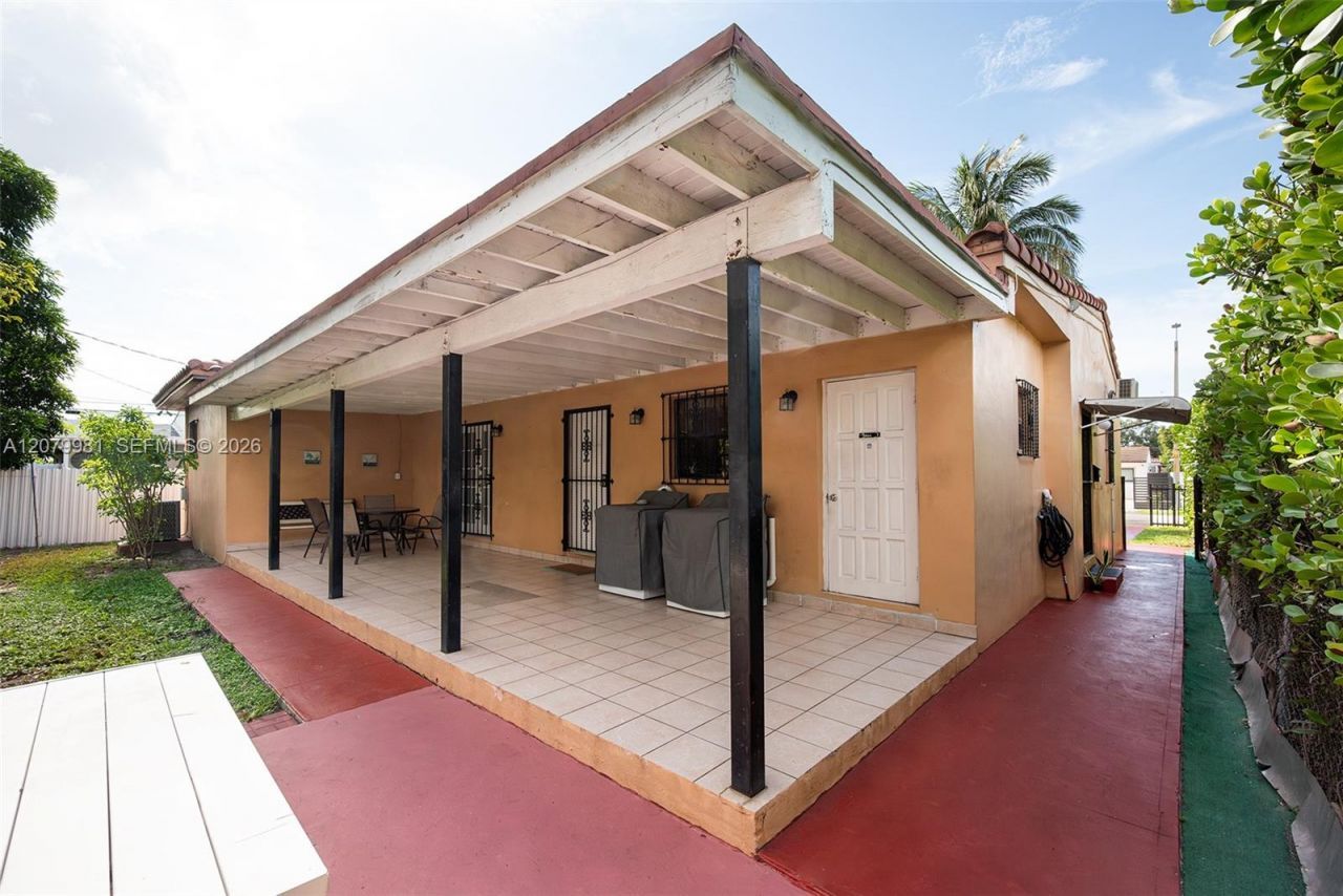 4051 NW 5th St , Miami, FL 33126 Photo