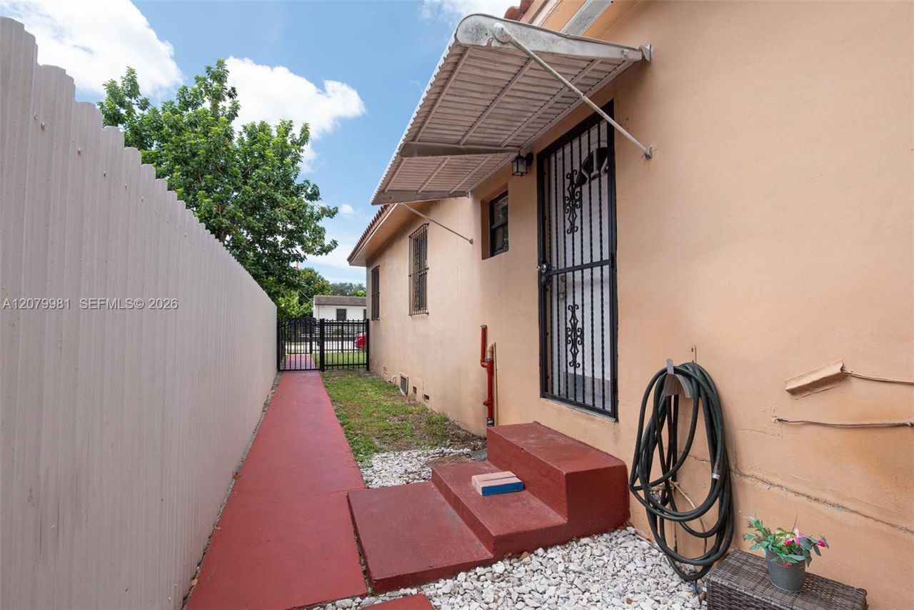 4051 NW 5th St , Miami, FL 33126 Photo