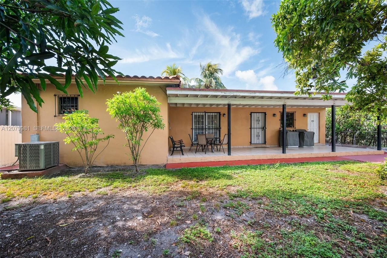 4051 NW 5th St , Miami, FL 33126 Photo