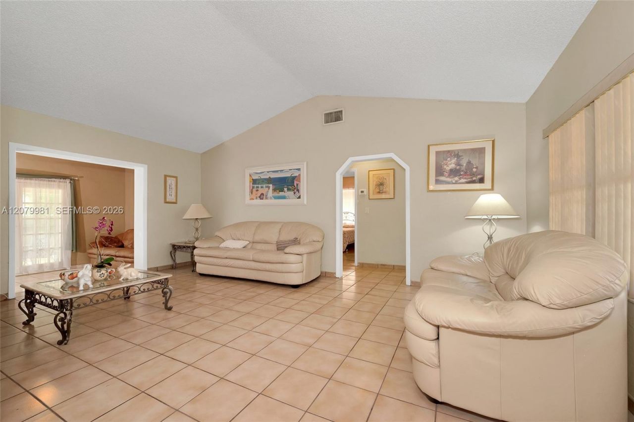 4051 NW 5th St , Miami, FL 33126 Photo