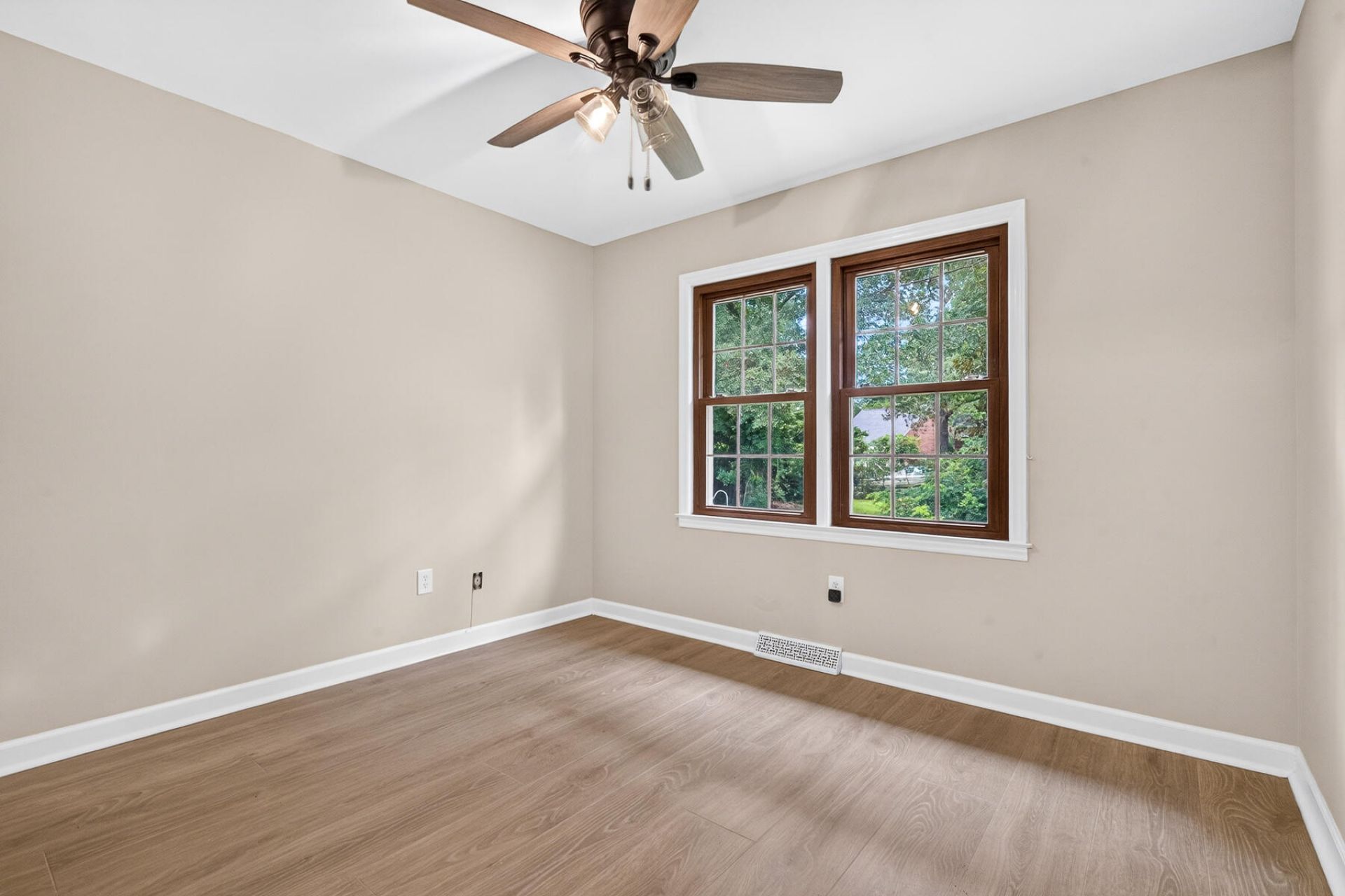 216 Chessington Circle Photo 31