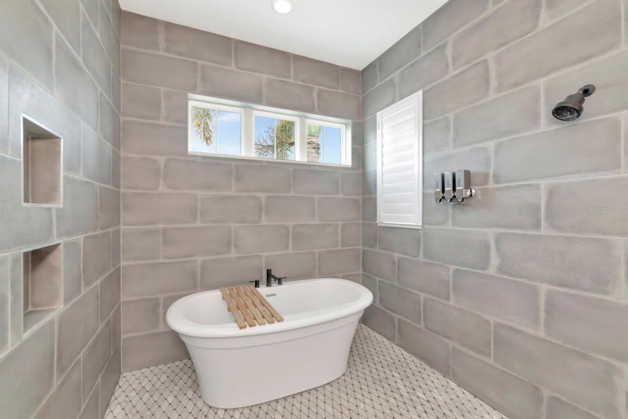 6233 Rivo Lakes Boulevard, Sarasota, FL 34241 Photo