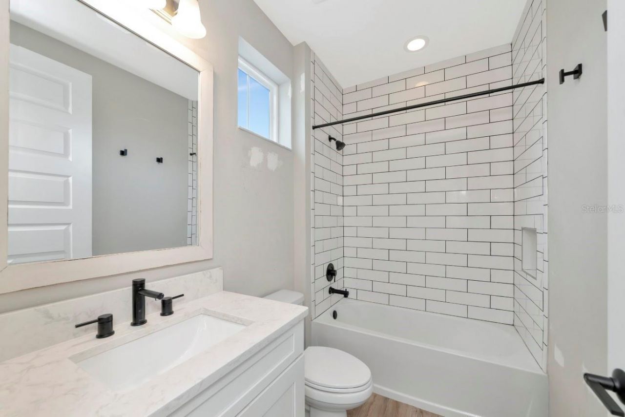 6233 Rivo Lakes Boulevard, Sarasota, FL 34241 Photo