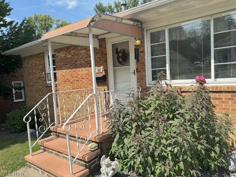223 E Cassell Avenue, Barberton, OH 44203 Photo 3