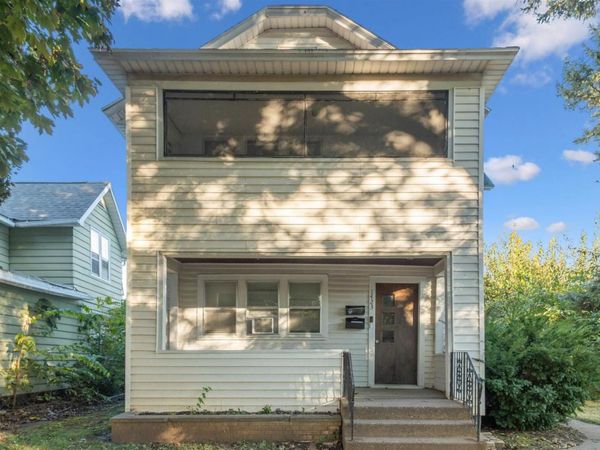 1423 PERSHING Boulevard , Clinton, IA 52732