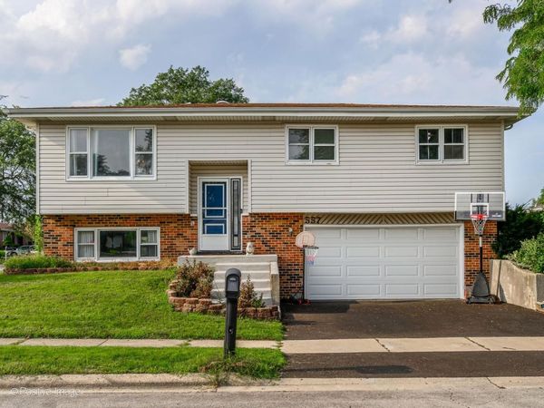 557 Delaware Trail, Carol Stream, IL 60188