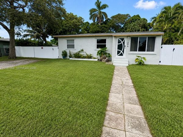 204 SW 7th Ave, Hallandale Beach, FL 33009