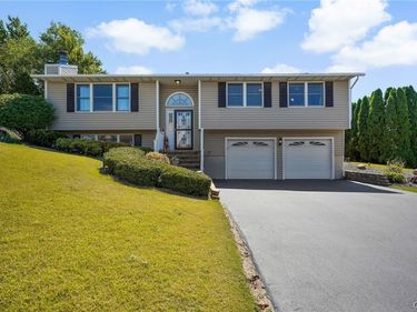 202 Chestnut Hill Drive, Liverpool, NY 13088