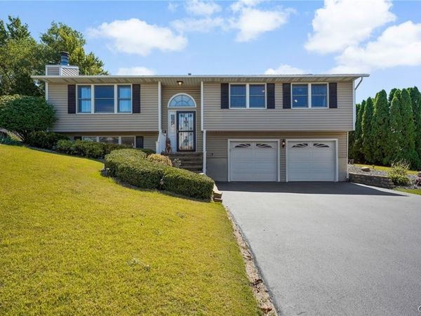 202 Chestnut Hill Drive, Liverpool, NY 13088